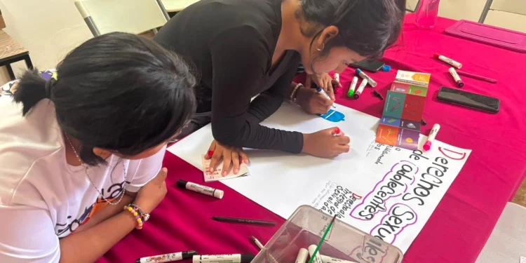 Adolescentes participan en una actividad del DIF Benito Juárez