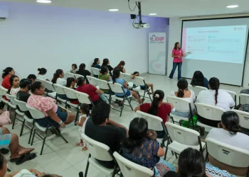Salud municipal lleva orientación sobre cáncer de mama a colonias