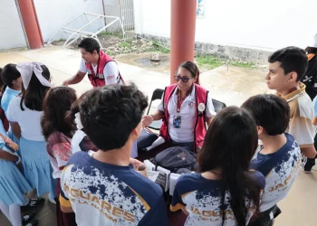 Llevan a secundaria de Cancun feria para prevenir violencia juvenil